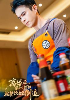 《离婚后，带女儿摆地摊被餐饮女王倒追》